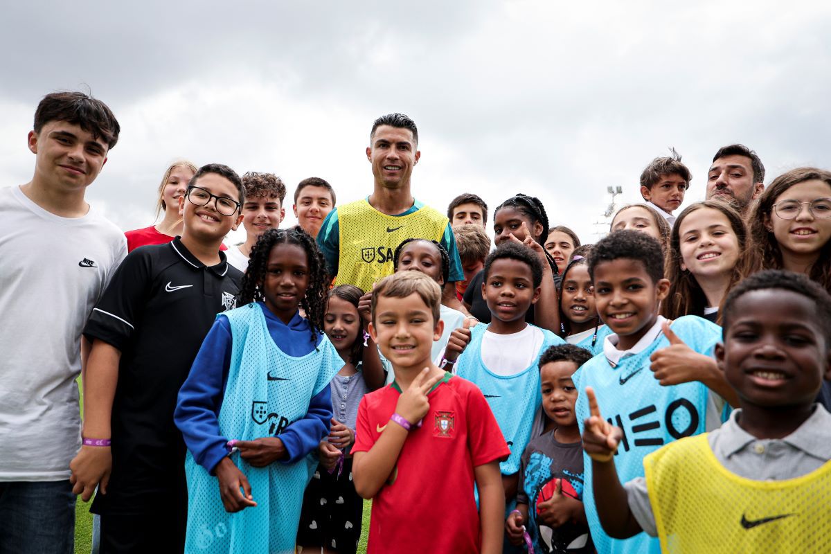 Cristiano Ronaldo se pregătește de Euro 2024 în mijlocul copiilor în cantonamentul naționalei