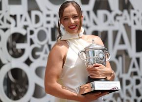 Iga Swiatek, cvadruplă campioană la Roland Garros, fotografii speciale cu trofeul
