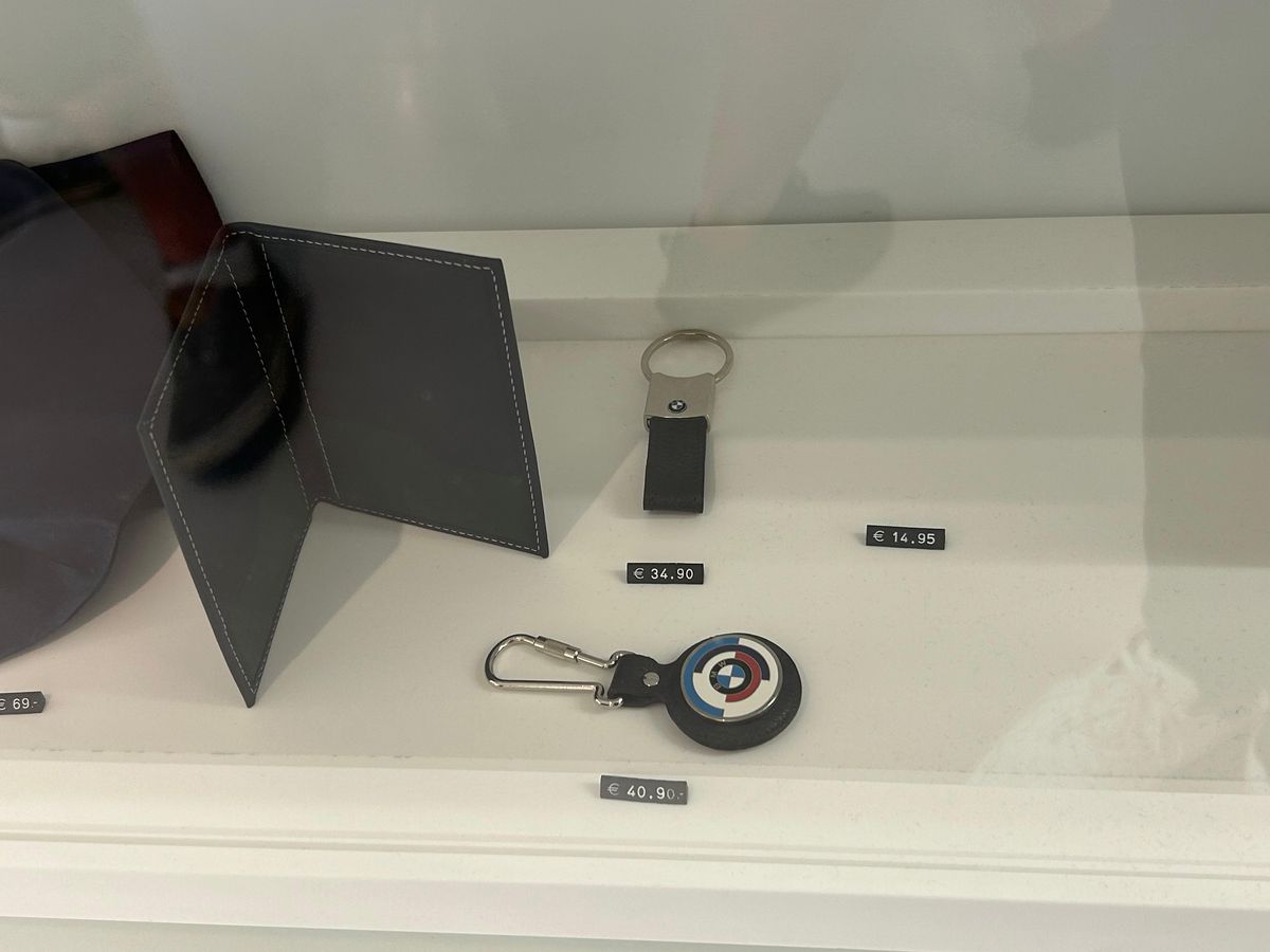 Am vizitat muzeul BMW » „Altar” pentru Elvis Presley, mașina „Regelui” la loc de cinste + Sute de opere de artă și putere turbo