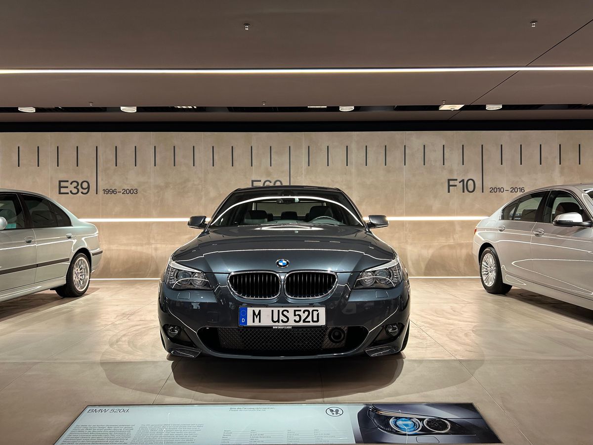 Am vizitat muzeul BMW » „Altar” pentru Elvis Presley, mașina „Regelui” la loc de cinste + Sute de opere de artă și putere turbo