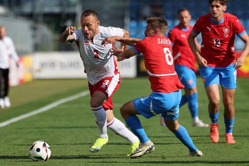 Michal Sadilek, în duel cu maltezul Ryan Camenzuli, în amicalul din Austria / Foto: Imago