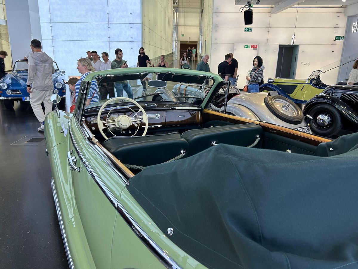 Am vizitat muzeul BMW » „Altar” pentru Elvis Presley, mașina „Regelui” la loc de cinste + Sute de opere de artă și putere turbo