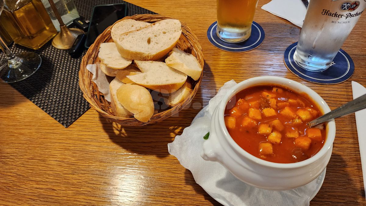 „Hai la românul ăla să mâncăm!” » Bunătăți în restaurantul din Munchen al unui stelist declarat: „Se consumă la pâine... vai de capul meu!” + Cât costă o porție de 5 mititei