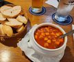 „Hai la românul ăla să mâncăm!” » Bunătăți în restaurantul din Munchen al unui stelist declarat: „Se consumă la pâine... vai de capul meu!” + Cât costă o porție de 5 mititei