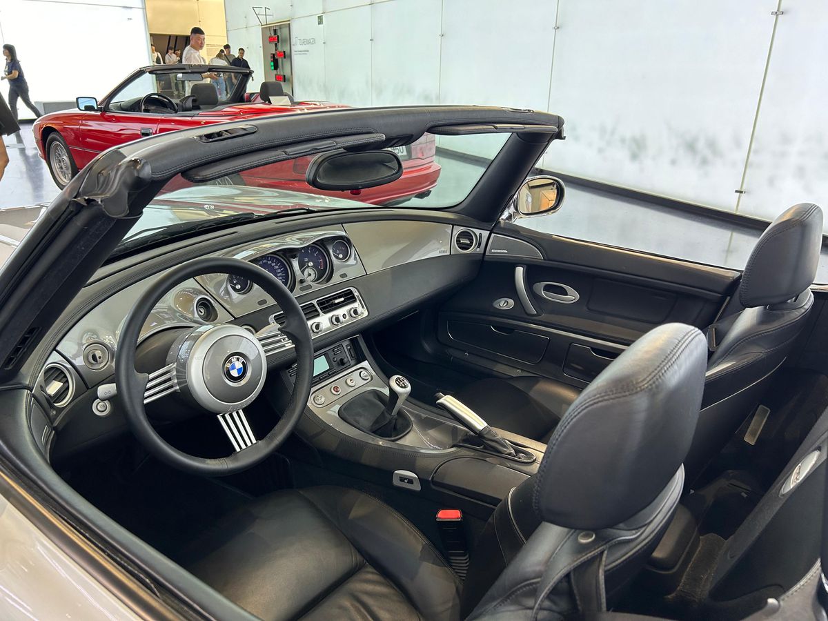 Am vizitat muzeul BMW » „Altar” pentru Elvis Presley, mașina „Regelui” la loc de cinste + Sute de opere de artă și putere turbo