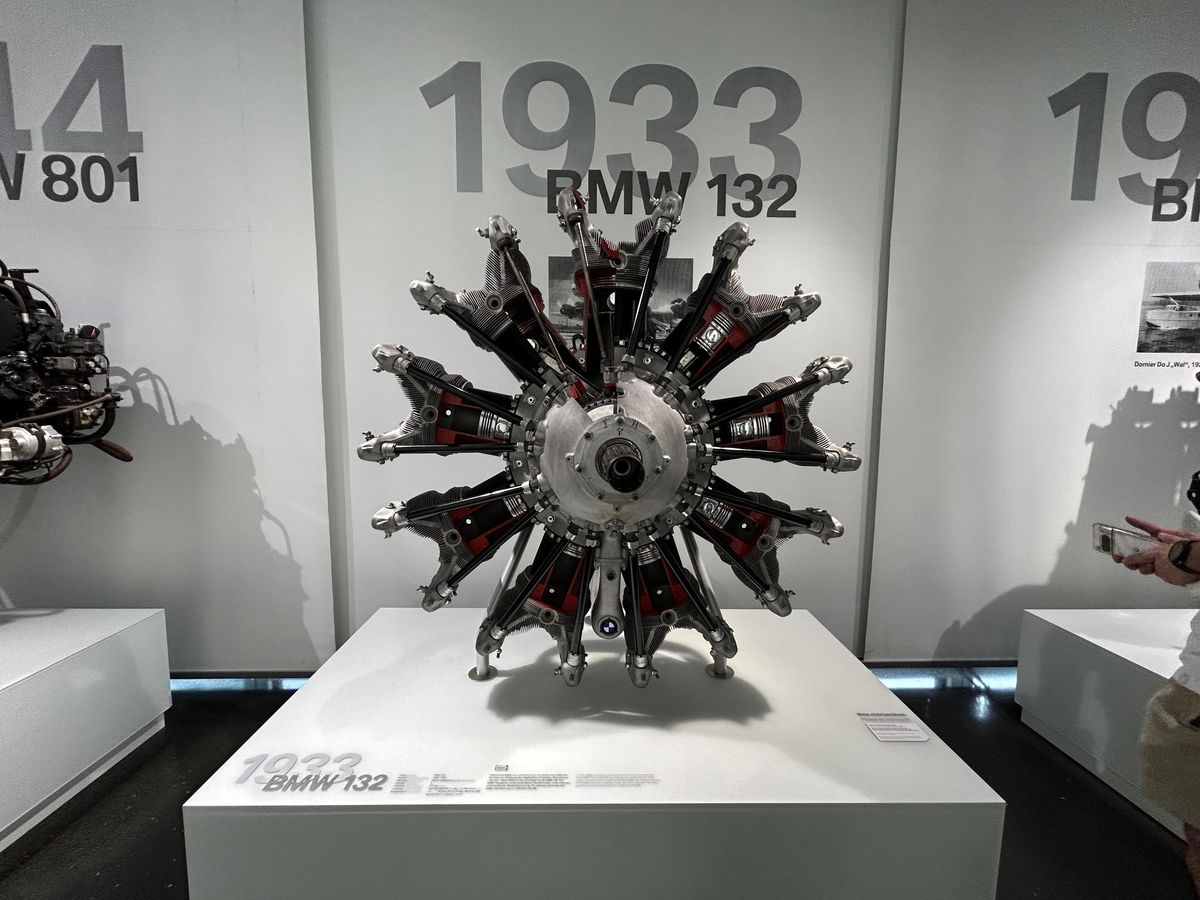 Am vizitat muzeul BMW » „Altar” pentru Elvis Presley, mașina „Regelui” la loc de cinste + Sute de opere de artă și putere turbo