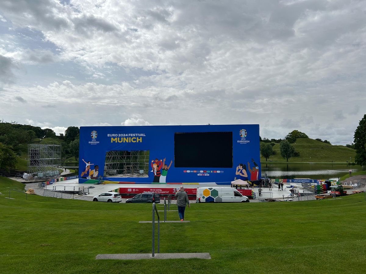 Românii lucrează de zor la fan zone-ul din Munchen, unde o bere costă cât un bilet la FCSB - Dinamo! » Spectacol grandios pregătit pentru fanii fără bilet