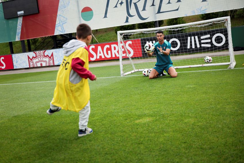 Cristiano Ronaldo s-a pus în genunchi în fața porților mini la care se antrenase mai devreme, așteptând șuturile copiilor / Foto X