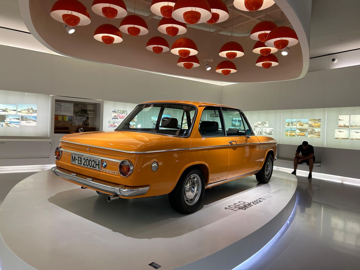Am vizitat muzeul BMW » „Altar” pentru Elvis Presley, mașina „Regelui” la loc de cinste + Sute de opere de artă și putere turbo