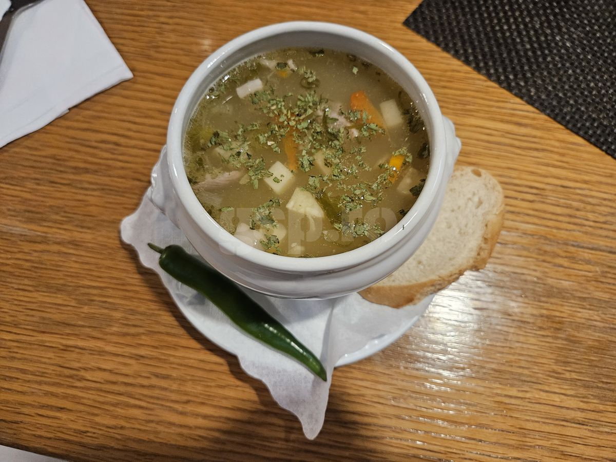 „Hai la românul ăla să mâncăm!” » Bunătăți în restaurantul din Munchen al unui stelist declarat: „Se consumă la pâine... vai de capul meu!” + Cât costă o porție de 5 mititei