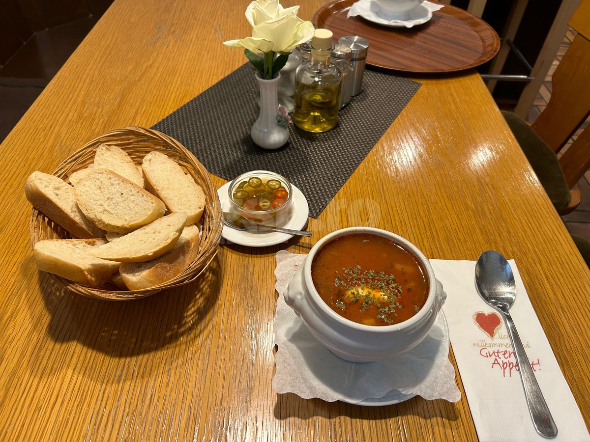 „Hai la românul ăla să mâncăm!” » Bunătăți în restaurantul din Munchen al unui stelist declarat: „Se consumă la pâine... vai de capul meu!” + Cât costă o porție de 5 mititei