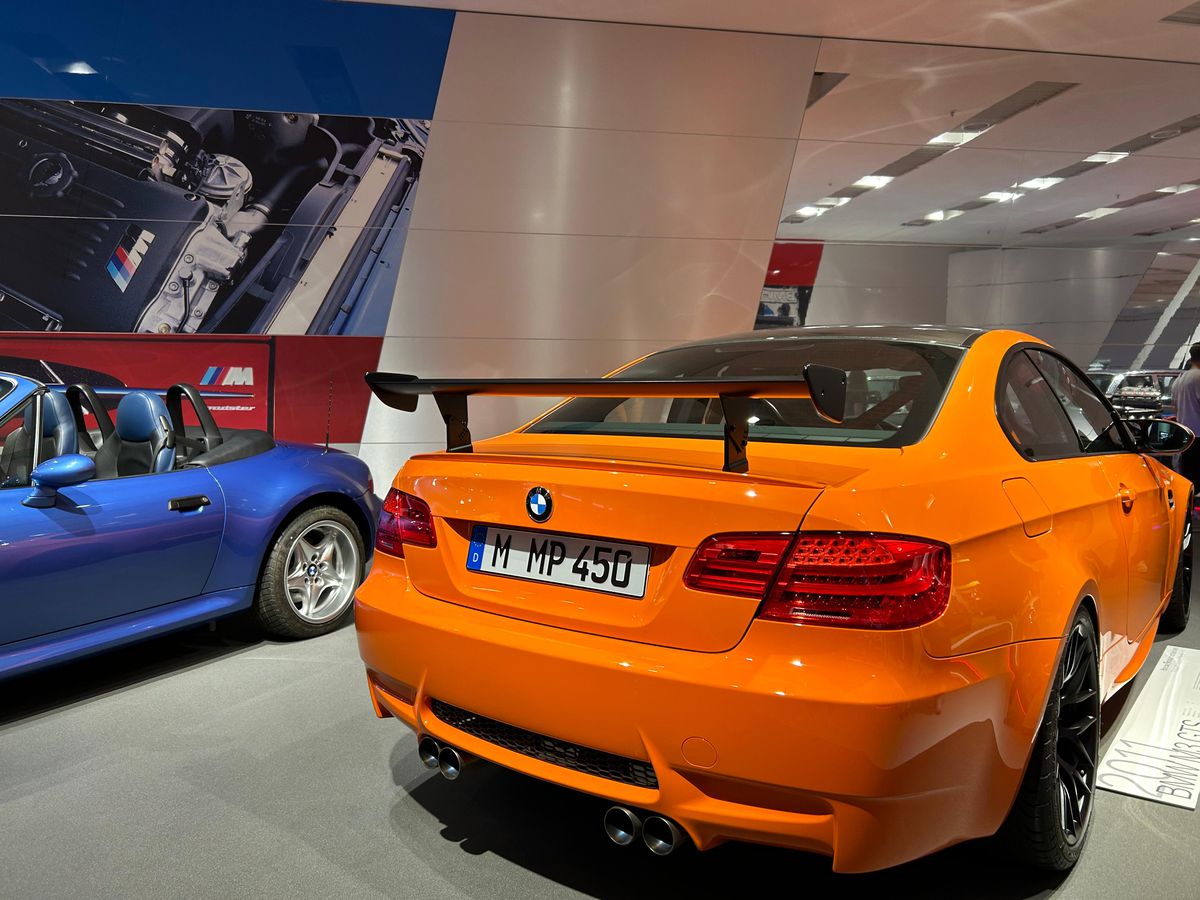 Am vizitat muzeul BMW » „Altar” pentru Elvis Presley, mașina „Regelui” la loc de cinste + Sute de opere de artă și putere turbo