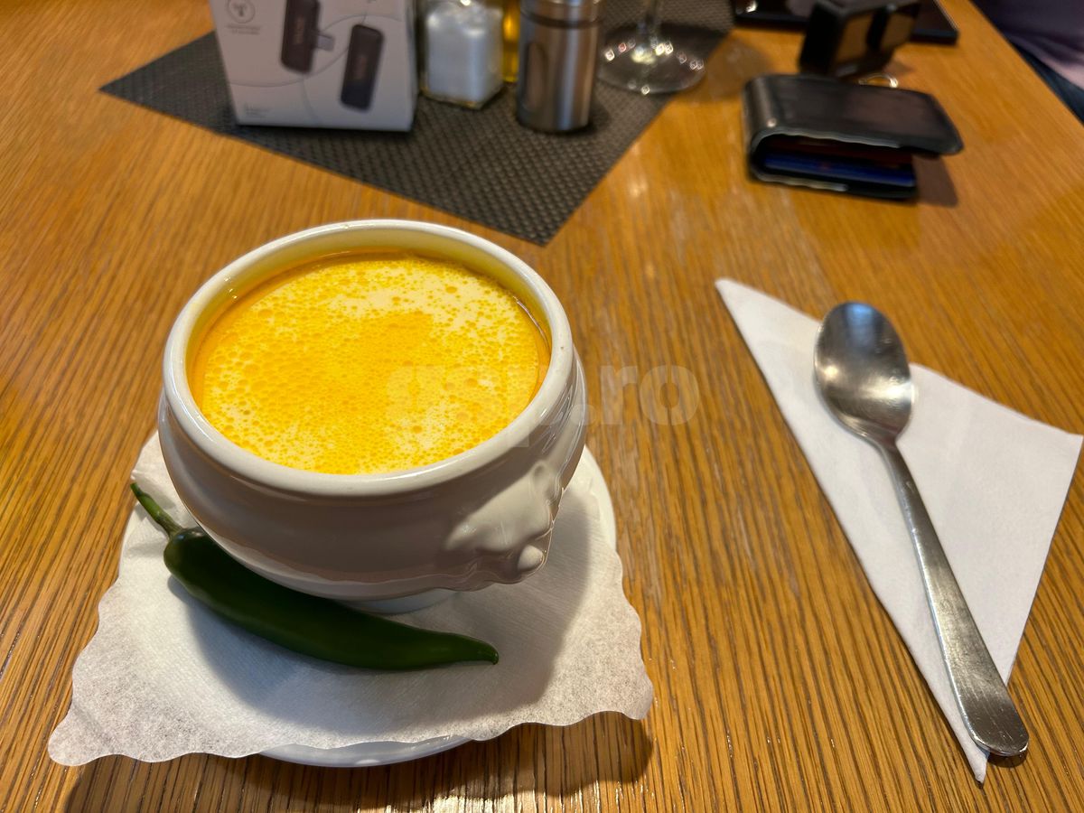 „Hai la românul ăla să mâncăm!” » Bunătăți în restaurantul din Munchen al unui stelist declarat: „Se consumă la pâine... vai de capul meu!” + Cât costă o porție de 5 mititei