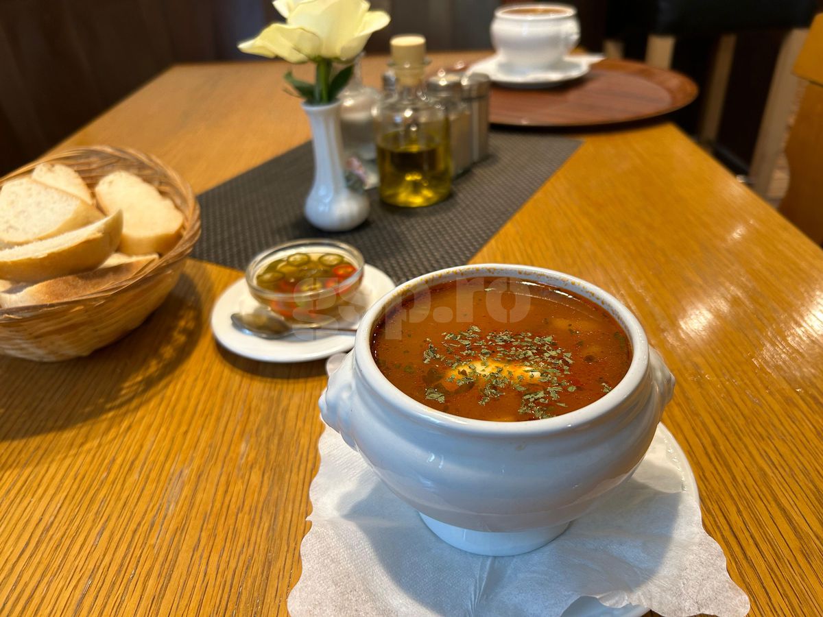 „Hai la românul ăla să mâncăm!” » Bunătăți în restaurantul din Munchen al unui stelist declarat: „Se consumă la pâine... vai de capul meu!” + Cât costă o porție de 5 mititei