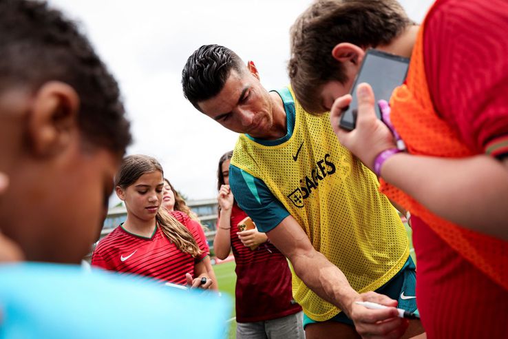 Cristiano Ronaldo le-a dat copiilor autografe / Foto: X Cristiano Ronaldo