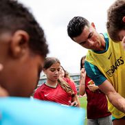 Cristiano Ronaldo le-a dat copiilor autografe / Foto: X Cristiano Ronaldo