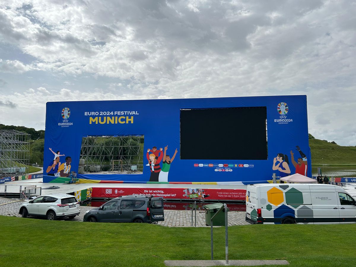 Românii lucrează de zor la fan zone-ul din Munchen, unde o bere costă cât un bilet la FCSB - Dinamo! » Spectacol grandios pregătit pentru fanii fără bilet
