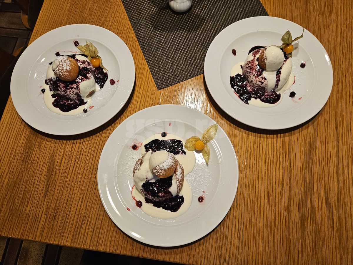 „Hai la românul ăla să mâncăm!” » Bunătăți în restaurantul din Munchen al unui stelist declarat: „Se consumă la pâine... vai de capul meu!” + Cât costă o porție de 5 mititei