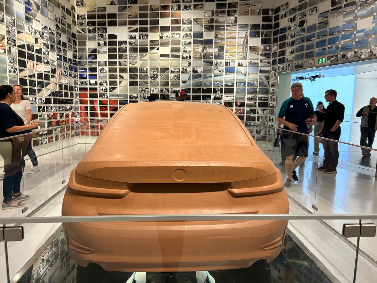 Am vizitat muzeul BMW » „Altar” pentru Elvis Presley, mașina „Regelui” la loc de cinste + Sute de opere de artă și putere turbo