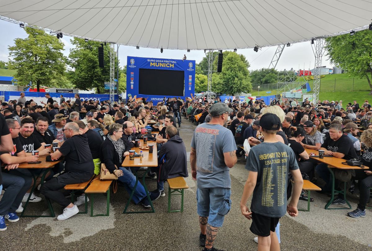 „Ieri” Cruyff și Beckenbauer, astăzi AC/DC » Până la Euro, legendarul Stadion Olimpic din Munchen trăiește rock 'n' roll. „Dumbledore” le-a urat noroc ”tricolorilor”