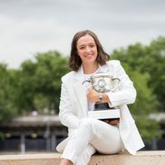 Iga Swiatek cu trofeul de la Roland Garros în 2022 Foto: Imago