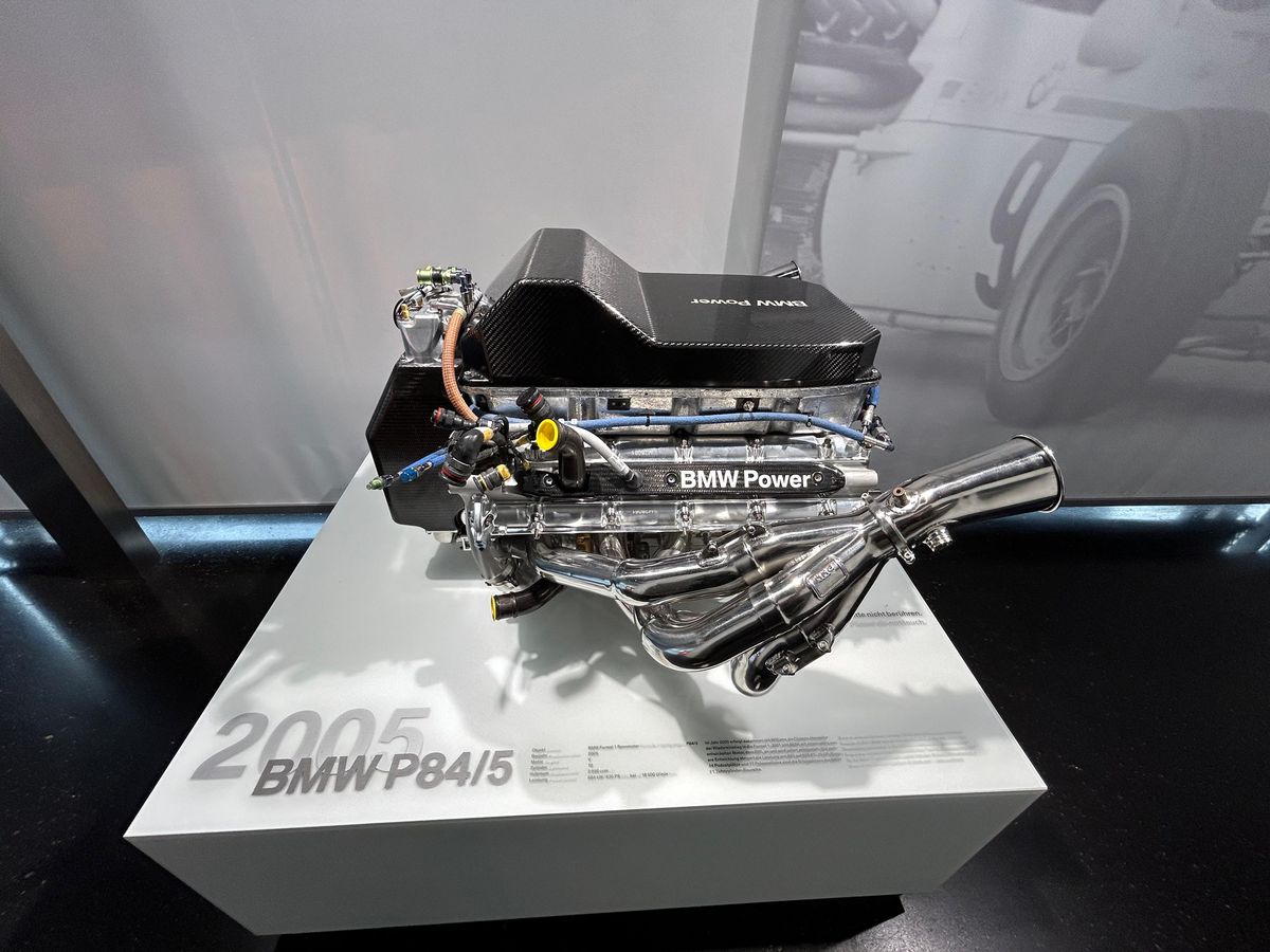 Am vizitat muzeul BMW » „Altar” pentru Elvis Presley, mașina „Regelui” la loc de cinste + Sute de opere de artă și putere turbo