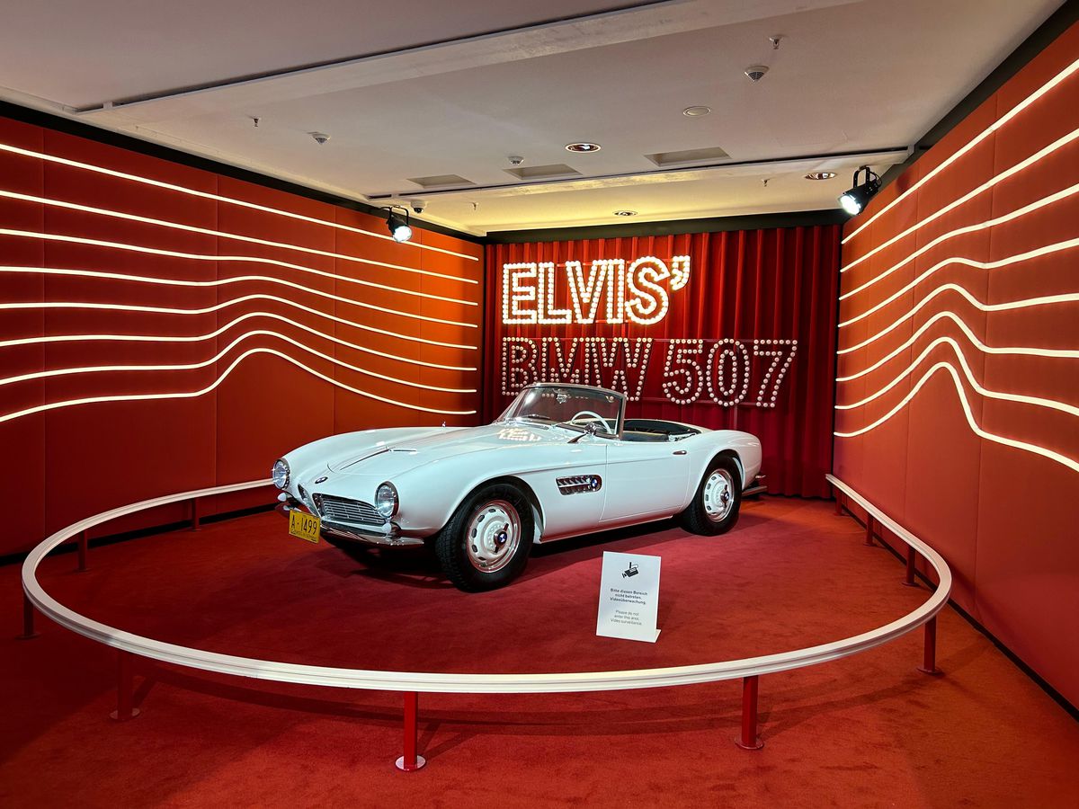 Am vizitat muzeul BMW » „Altar” pentru Elvis Presley, mașina „Regelui” la loc de cinste + Sute de opere de artă și putere turbo