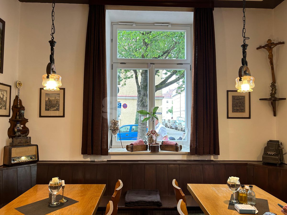 „Hai la românul ăla să mâncăm!” » Bunătăți în restaurantul din Munchen al unui stelist declarat: „Se consumă la pâine... vai de capul meu!” + Cât costă o porție de 5 mititei