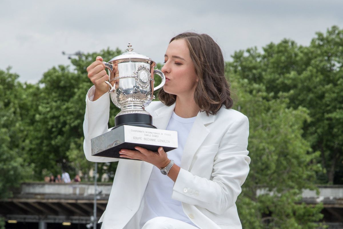 Iga Swiatek, cvadruplă campioană la Roland Garros, fotografii speciale cu trofeul