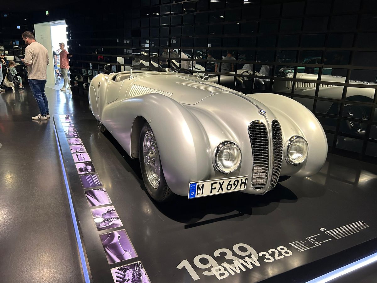 Am vizitat muzeul BMW » „Altar” pentru Elvis Presley, mașina „Regelui” la loc de cinste + Sute de opere de artă și putere turbo