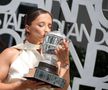 Iga Swiatek cu trofeul de la Roland Garros în 2024 Foto: Imago