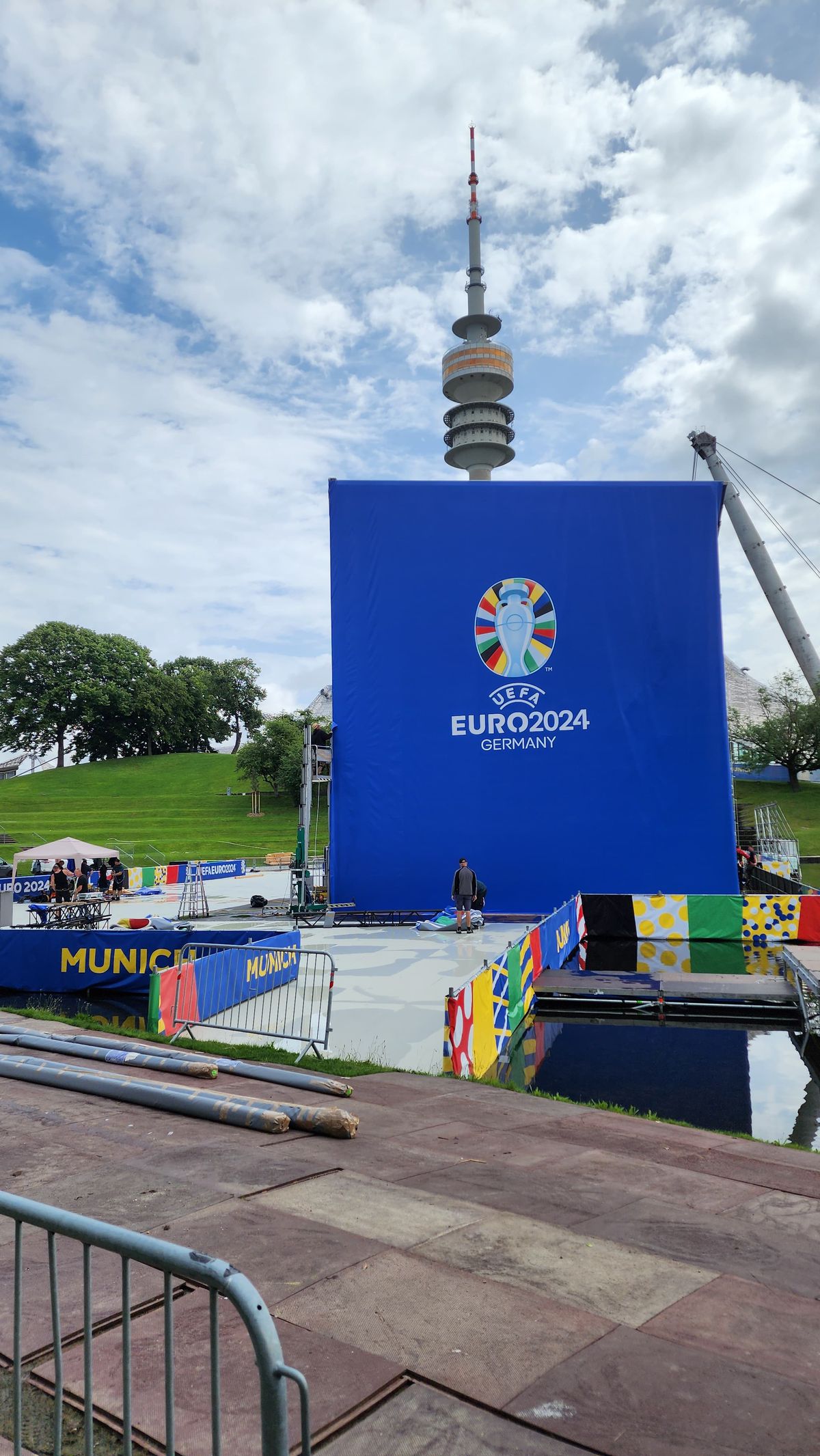 Românii lucrează de zor la fan zone-ul din Munchen, unde o bere costă cât un bilet la FCSB - Dinamo! » Spectacol grandios pregătit pentru fanii fără bilet