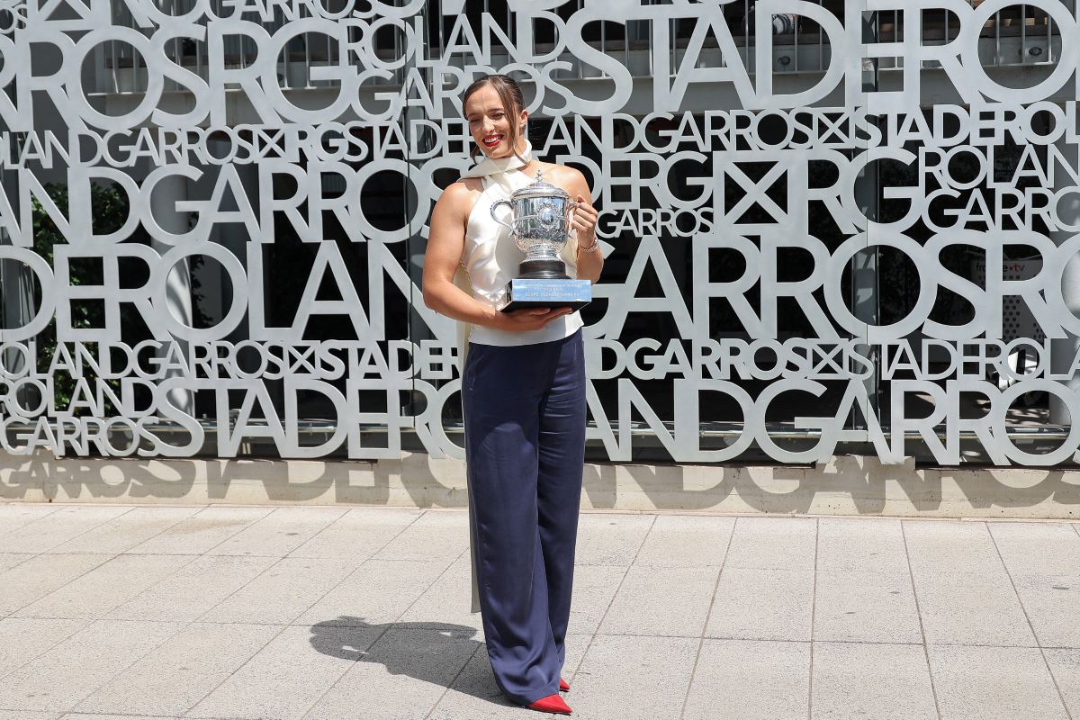 Iga Swiatek cu trofeul de la Roland Garros în anii victoriilor