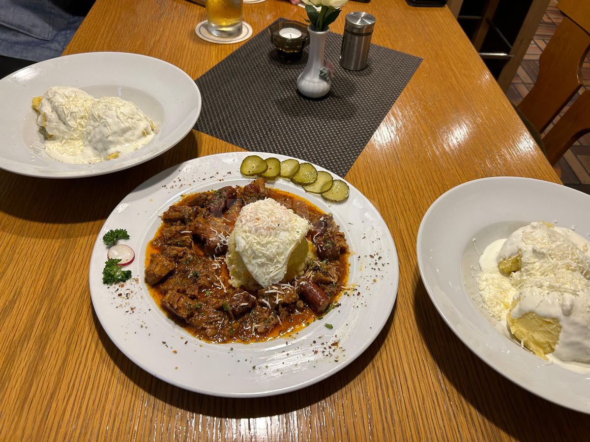 „Hai la românul ăla să mâncăm!” » Bunătăți în restaurantul din Munchen al unui stelist declarat: „Se consumă la pâine... vai de capul meu!” + Cât costă o porție de 5 mititei