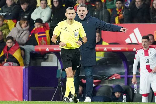 Willy Sagnol, protestând la adresa lui Ovidiu Hațegan, în meciul pierdut de Georgia (1-3) contra Spaniei / Foto: Imago