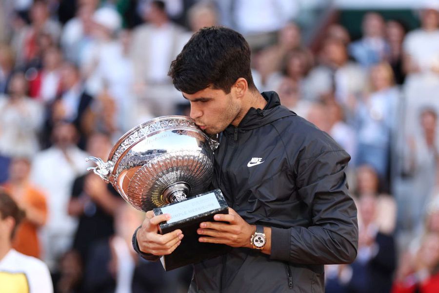 Carlos Alcaraz, cu trofeul Roland Garros/ foto Guliver/GettyImages Carlos Alcaraz, primele declarații după abandonul de la Madrid: „Dacă aș fi jucat, aș fi fost distrus pentru mai mult timp”