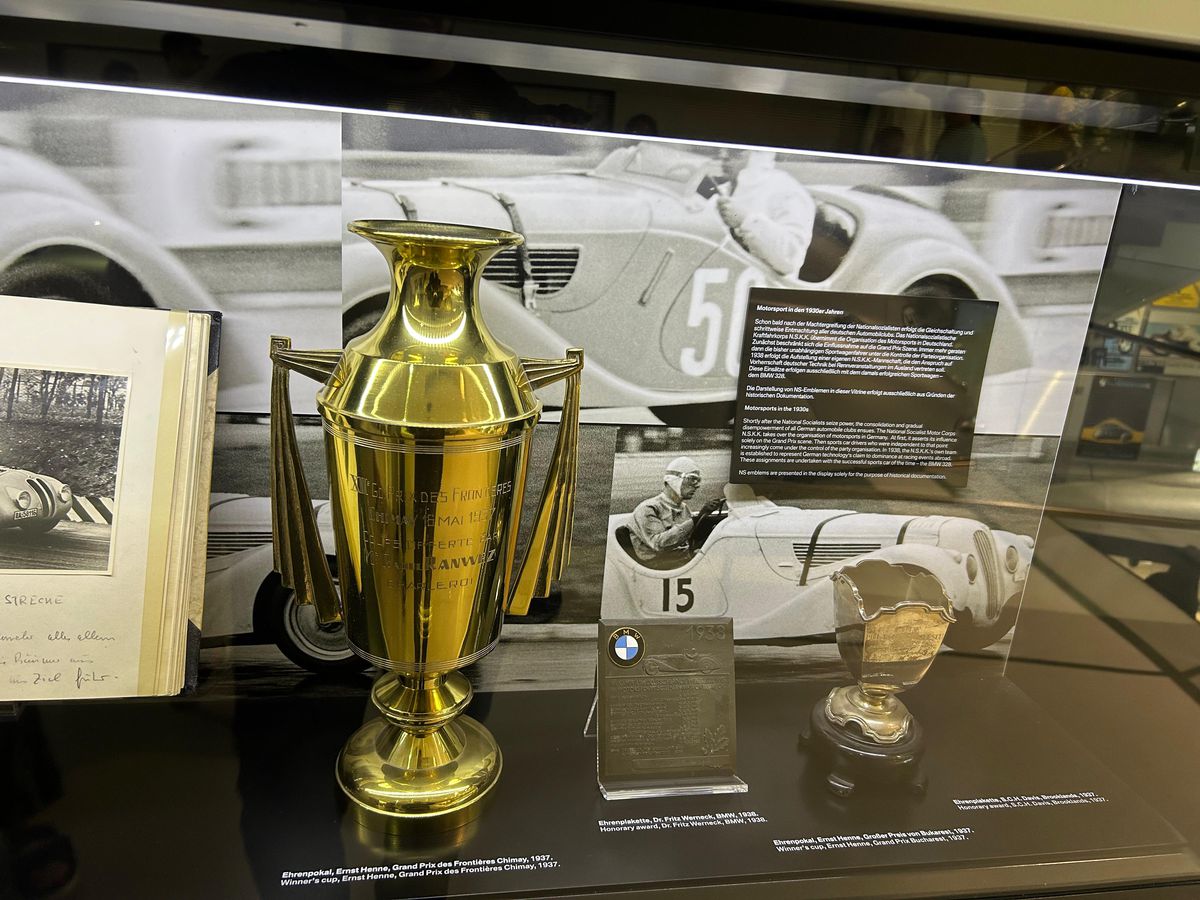 Am vizitat muzeul BMW » „Altar” pentru Elvis Presley, mașina „Regelui” la loc de cinste + Sute de opere de artă și putere turbo