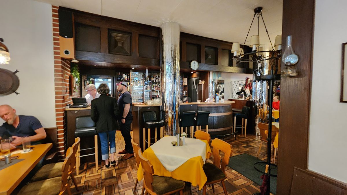 „Hai la românul ăla să mâncăm!” » Bunătăți în restaurantul din Munchen al unui stelist declarat: „Se consumă la pâine... vai de capul meu!” + Cât costă o porție de 5 mititei