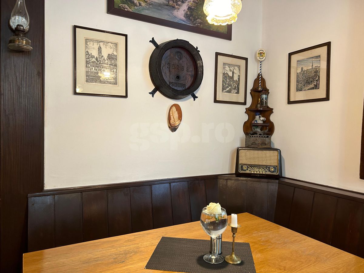 „Hai la românul ăla să mâncăm!” » Bunătăți în restaurantul din Munchen al unui stelist declarat: „Se consumă la pâine... vai de capul meu!” + Cât costă o porție de 5 mititei