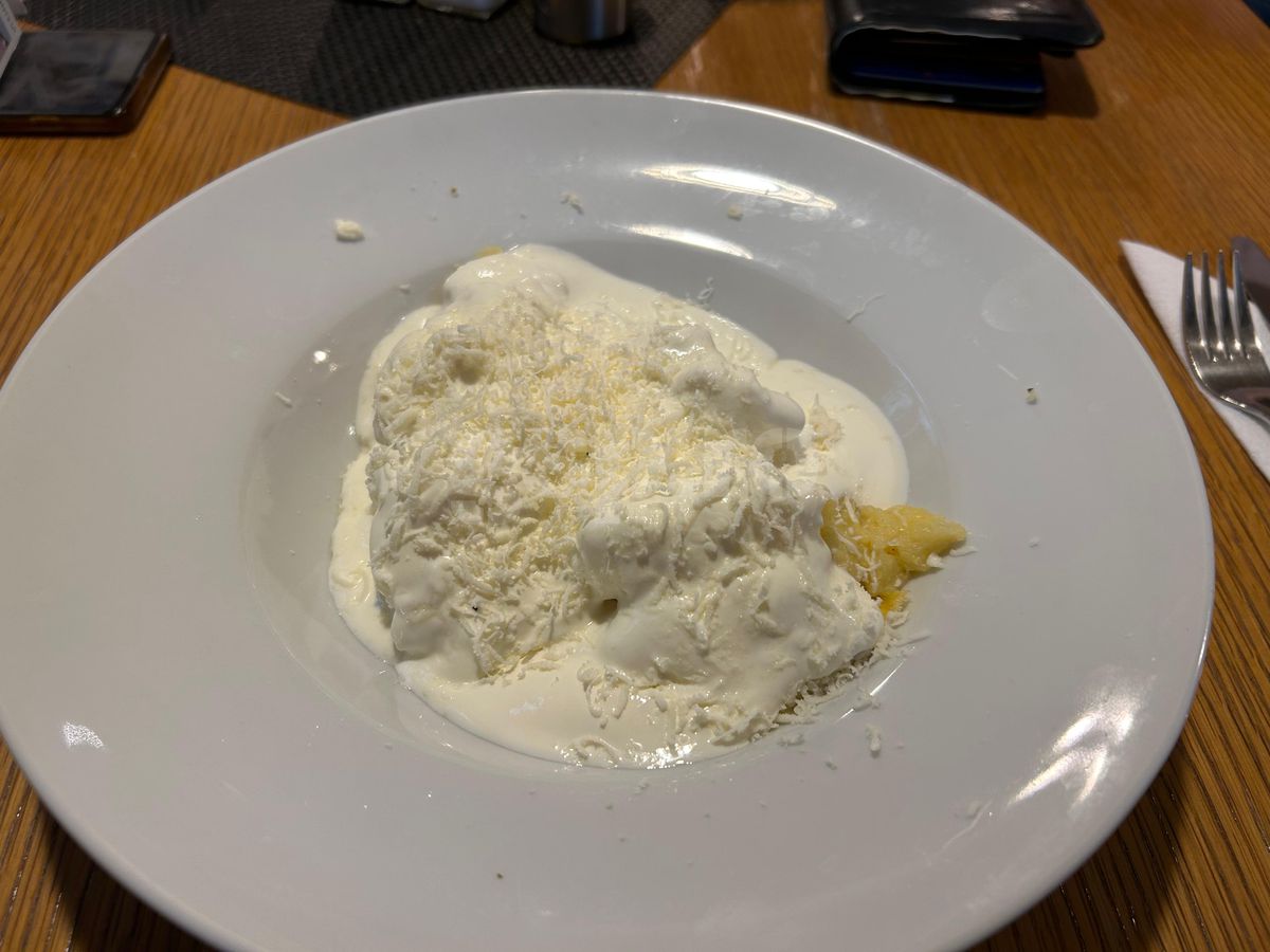 „Hai la românul ăla să mâncăm!” » Bunătăți în restaurantul din Munchen al unui stelist declarat: „Se consumă la pâine... vai de capul meu!” + Cât costă o porție de 5 mititei