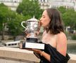 Iga Swiatek cu trofeul de la Roland Garros în 2023 Foto: Imago