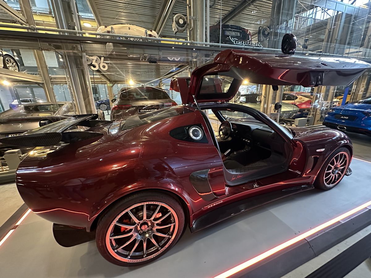 Colecția care l-ar face invidios și pe Ion Țiriac » Mașini de sute de milioane de euro expuse într-un centru cât 10 terenuri de fotbal!