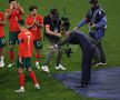 Pepe a adus trofeul şi a făcut o plecăciune în faţa jucătorilor lusitani FOTO: Ionuţ Iordache (GSP)