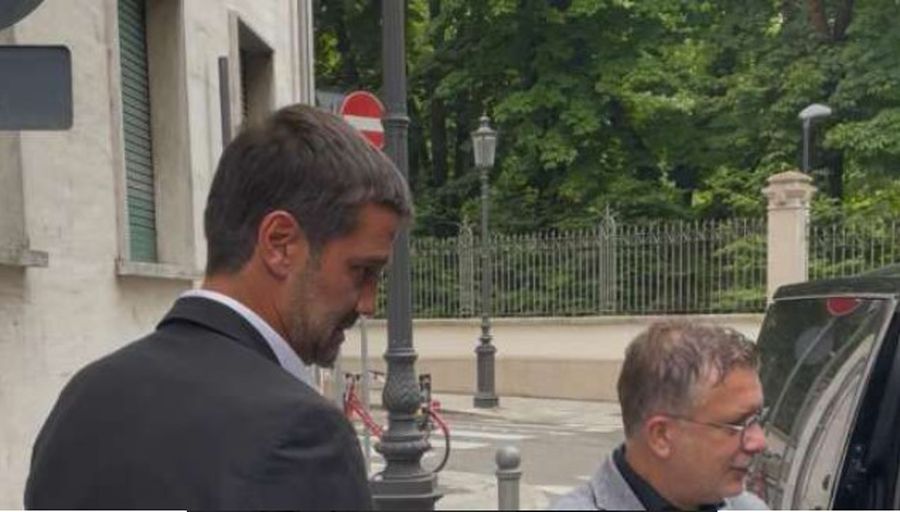 Imaginea ultimei întâlniri de astăzi a lui Cristi Chivu cu CEO-ul Parmei, Federico Cherubini Cristi Chivu a reziliat cu Parma. Și își schimbă asistentul! » Cine e fostul coleg cu care va lucra la Inter