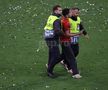 Un adolescent a intrat pe teren la finalul meciului FOTO: Ionuţ Iordache (GSP)