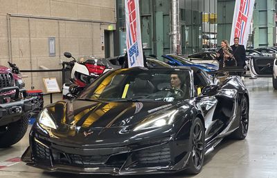 Colecția care l-ar face invidios și pe Ion Țiriac » Mașini de sute de milioane de euro expuse într-un centru cât 10 terenuri de fotbal!