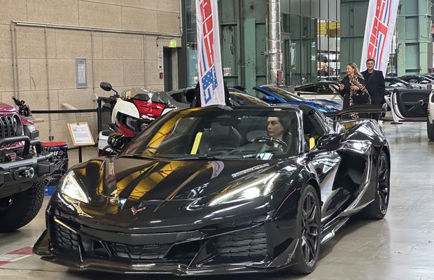 Colecția care l-ar face invidios și pe Ion Țiriac » Mașini de sute de milioane de euro expuse într-un centru cât 10 terenuri de fotbal!