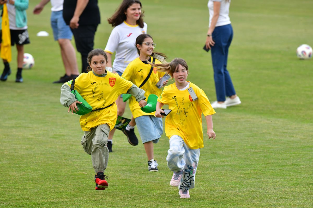Ultimele reglaje înainte de Cipru! Imagini de la antrenamentul „tricolorilor” condus de Mircea Lucescu