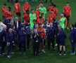 Cristiano Ronaldo şi-a făcut selfie cu oamenii din staff FOTO: Ionuţ Iordache (GSP)