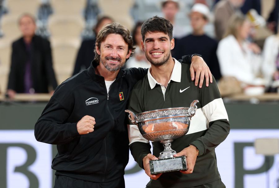 Juan Carlos Ferrero (stânga) și Carlos Alcaraz cu trofeul Roland Garros 2025 Foto: Guliver/GettyImages Șocul finalului de an în tenis! Anunțul făcut de Carlos Alcaraz: „Mi-e dificil să scriu acest mesaj”